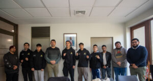 Gorbea apoya el deporte de contacto: alcalde entrega uniformes a jóvenes del taller de kickboxing