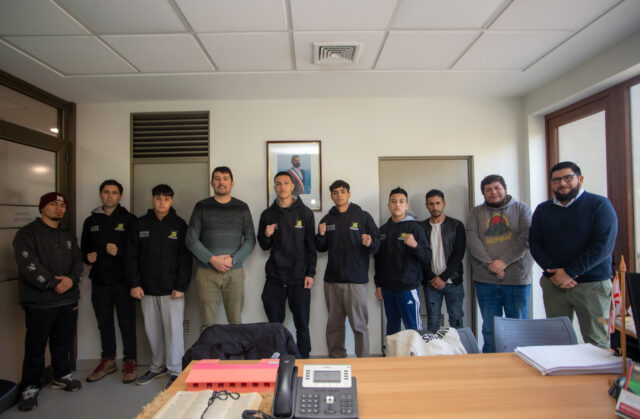 Gorbea apoya el deporte de contacto: alcalde entrega uniformes a jóvenes del taller de kickboxing