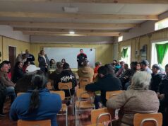 Alcaldesa de Pitrufquén participa en reunión informativa en Huefel junto a concejales y equipo de vialidad regional