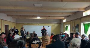 Alcaldesa de Pitrufquén participa en reunión informativa en Huefel junto a concejales y equipo de vialidad regional