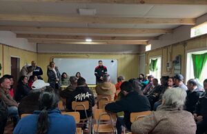 Alcaldesa de Pitrufquén participa en reunión informativa en Huefel junto a concejales y equipo de vialidad regional