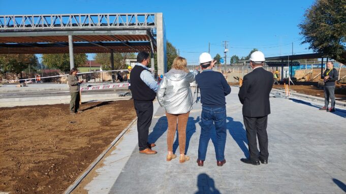 Alcaldesa y gobernador regional conocieron avances de obras de la plaza Los Héroes de Pitrufquén