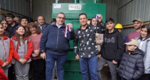 Reciclador de base y fundador de empresa familiar en Pitrufquén adquiere moderna máquina compactadora de residuos plásticos