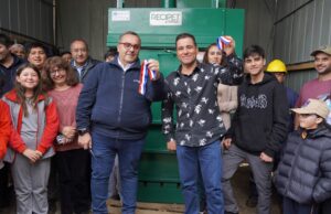 Reciclador de base y fundador de empresa familiar en Pitrufquén adquiere moderna máquina compactadora de residuos plásticos