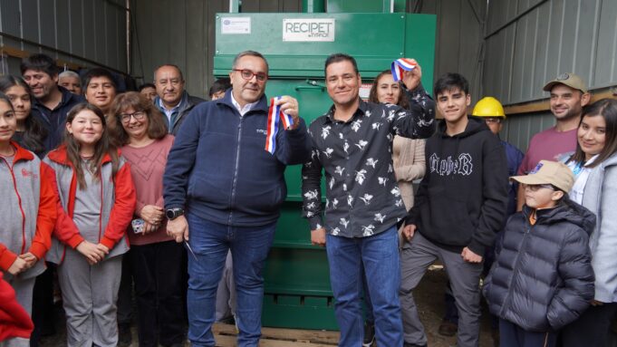 Reciclador de base y fundador de empresa familiar en Pitrufquén adquiere moderna máquina compactadora de residuos plásticos