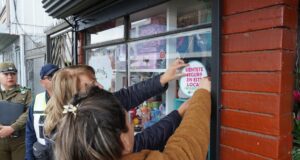 Municipio de Pitrufquén y carabineros de chile reactivan la campaña “no estás sola” en el comercio local