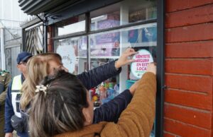 Municipio de Pitrufquén y carabineros de chile reactivan la campaña “no estás sola” en el comercio local
