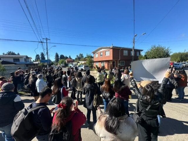 Docentes de Freire se manifiestan por sueldos impagos; alcalde Colihuil lamenta la situación y asegura medidas sancionatorias