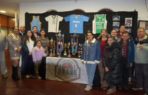 Club de Básquetbol «Árabe» de Pitrufquén celebra sus 50 años con exposición conmemorativa en el hall del centro cultural
