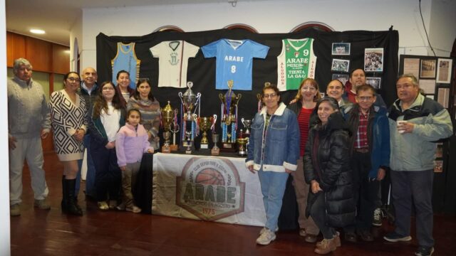 Club de Básquetbol «Árabe» de Pitrufquén celebra sus 50 años con exposición conmemorativa en el hall del centro cultural