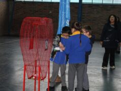 Escuela La Esperanza de Radal, de Freire, recibe corazón recolector de tapitas de parte de Fundación FAES