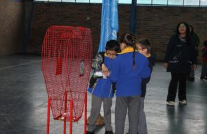 Escuela La Esperanza de Radal, de Freire, recibe corazón recolector de tapitas de parte de Fundación FAES