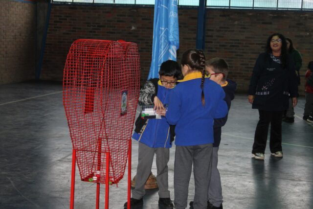 Escuela La Esperanza de Radal, de Freire, recibe corazón recolector de tapitas de parte de Fundación FAES