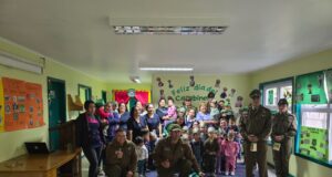 Carabineros de la 5ª Comisaría de Pitrufquén visitan jardines infantiles en el marco de su mes aniversario