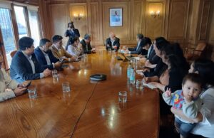 Alcalde José Colihuil y comités de vivienda se reúnen con ministro Carlos Montes para acelerar proyecto habitacional Nueva Freire