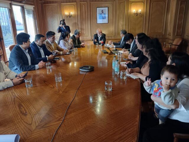 Alcalde José Colihuil y comités de vivienda se reúnen con ministro Carlos Montes para acelerar proyecto habitacional Nueva Freire