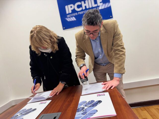 Municipalidad de Pitrufquén firma importante convenio con IP Chile
