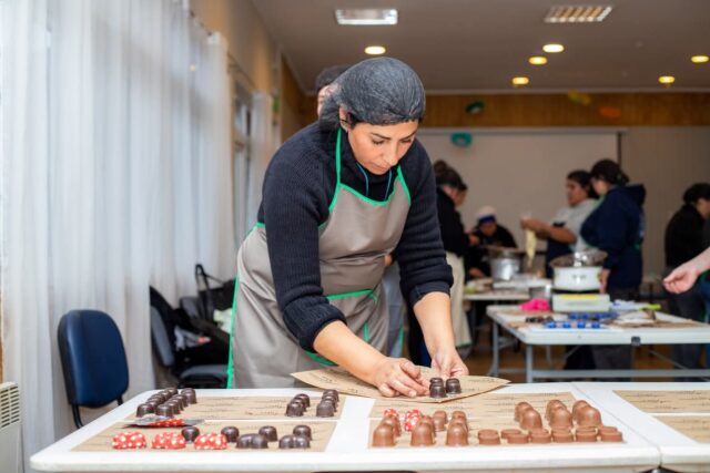 Taller de chocolatería entrega herramientas para la autonomía económica en Gorbea
