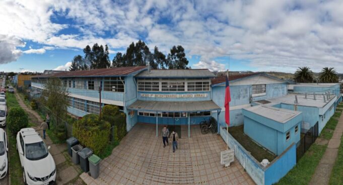 Profesora acusada de compartir contenido erótico retoma funciones en liceo de Carahue en medio de sumario administrativo