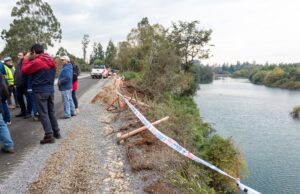 En Teodoro Schmidt denuncian socavón en plena ejecución del camino Peñehue – Llollelhue y exigen intervención urgente