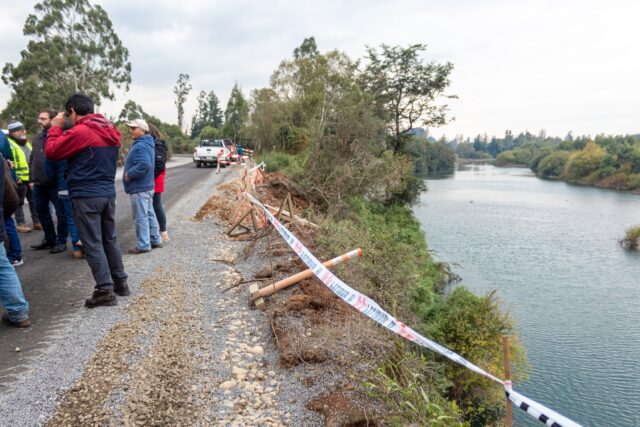 En Teodoro Schmidt denuncian socavón en plena ejecución del camino Peñehue – Llollelhue y exigen intervención urgente