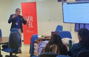 Liceo Bicentenario Politécnico de Pitrufquén recibe charla sobre participación ciudadana