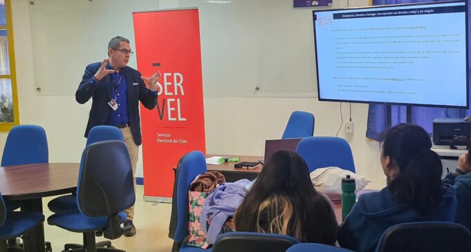 Liceo Bicentenario Politécnico de Pitrufquén recibe charla sobre participación ciudadana