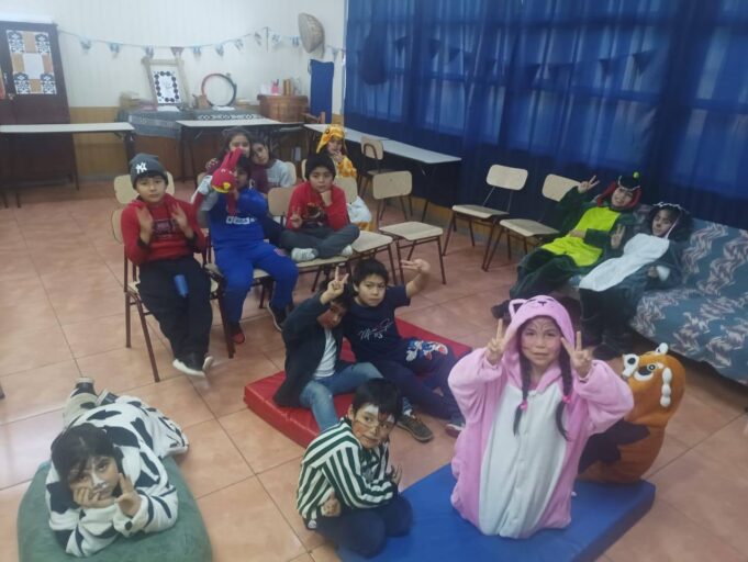 Estudiantes de la Escuela Raimapu de Freire celebran su día con cine, juegos y convivencia escolar