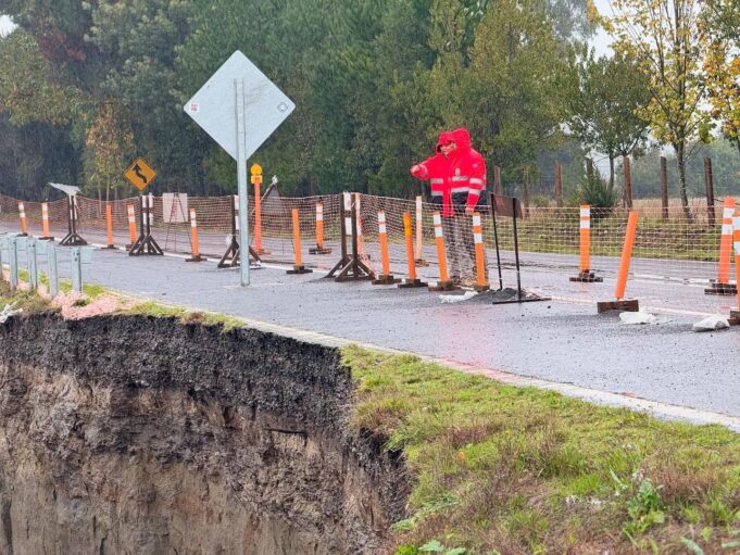 MOP iniciará trabajos para generar solución a problemas generados por socavón en Ruta S-70 Pitrufquén-Toltén