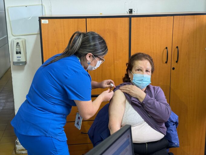 Araucanía Sur inicia Campaña de Invierno 2025 con llamado al reforzamiento de la vacunación en personas mayores