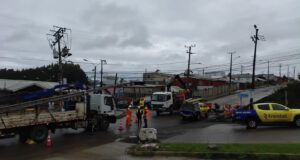 Choque a poste dejó sin servicio eléctrico a clientes de sector urbano de Puerto Saavedra