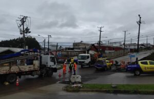 Choque a poste dejó sin servicio eléctrico a clientes de sector urbano de Puerto Saavedra