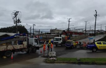 Choque a poste dejó sin servicio eléctrico a clientes de sector urbano de Puerto Saavedra