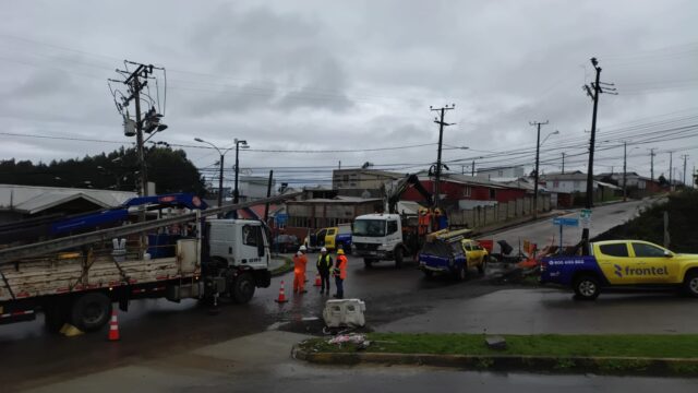 Choque a poste dejó sin servicio eléctrico a clientes de sector urbano de Puerto Saavedra