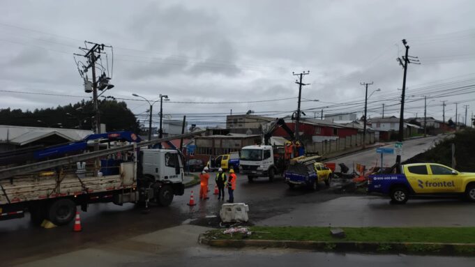 Choque a poste dejó sin servicio eléctrico a clientes de sector urbano de Puerto Saavedra