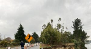 Por socavón en sector Huefel de la ruta Pitrufquén–Toltén: tránsito se restringe en una pista