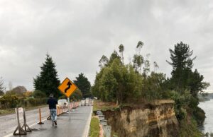 Por socavón en sector Huefel de la ruta Pitrufquén–Toltén: tránsito se restringe en una pista