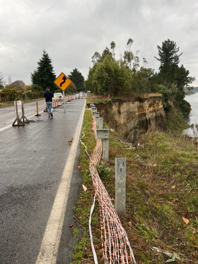 Por socavón en sector Huefel de la ruta Pitrufquén–Toltén: tránsito se restringe en una pista