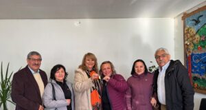 Alcaldesa de Pitrufquén entrega llaves de sede vecinal a villa Los Ríos y analiza nuevos proyectos con la comunidad