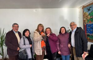 Alcaldesa de Pitrufquén entrega llaves de sede vecinal a villa Los Ríos y analiza nuevos proyectos con la comunidad