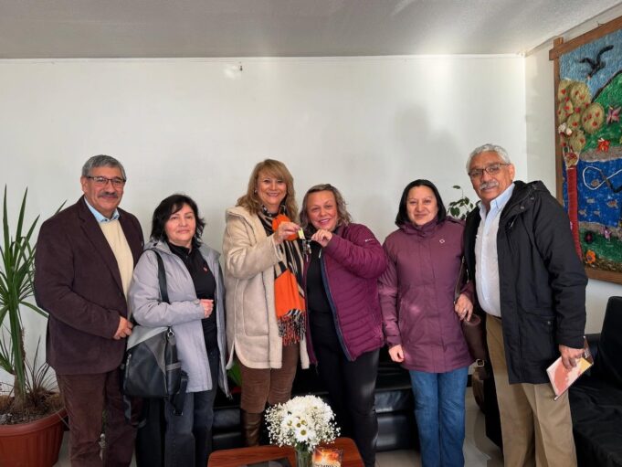 Alcaldesa de Pitrufquén entrega llaves de sede vecinal a villa Los Ríos y analiza nuevos proyectos con la comunidad