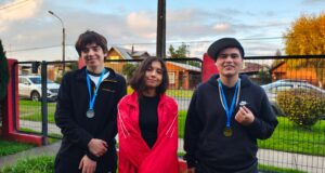 jóvenes de Pitrufquén clasifican al campeonato regional de ajedrez de los Juegos Deportivos Escolares 2025