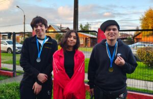 jóvenes de Pitrufquén clasifican al campeonato regional de ajedrez de los Juegos Deportivos Escolares 2025