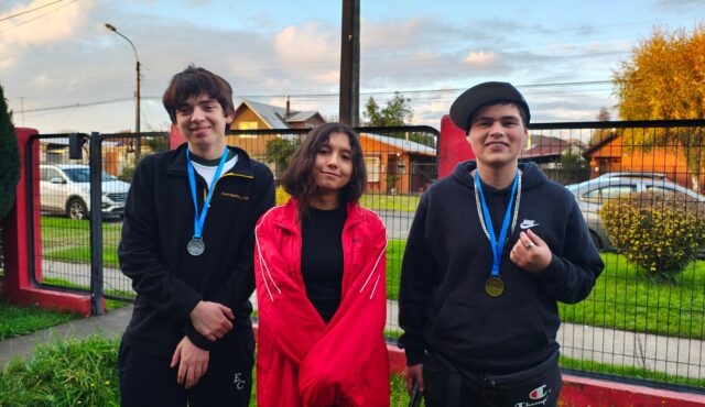 jóvenes de Pitrufquén clasifican al campeonato regional de ajedrez de los Juegos Deportivos Escolares 2025