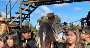 Campeones nacionales Fernanda Oporto y Franco Catalán deslumbran en visita estudiantil al club de rodeo chileno de Pitrufquén