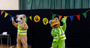 Charla teatral educativa reúne a estudiantes de Pitrufquén en una jornada de conciencia ambiental y protección de especies en peligro