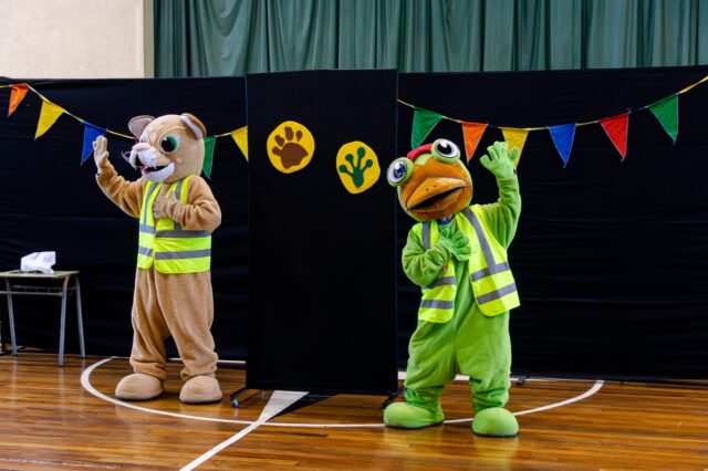 Charla teatral educativa reúne a estudiantes de Pitrufquén en una jornada de conciencia ambiental y protección de especies en peligro