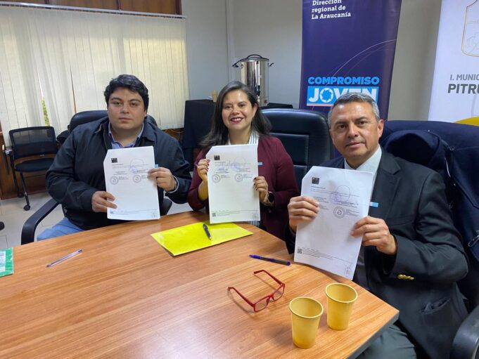 Injuv y municipalidad de Pitrufquén firman primer convenio para la creación de un plan comunal juvenil en la región