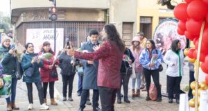 Victoria sorprende con una intervención urbana por el Día de la Madre