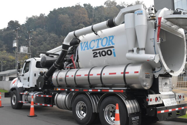 Aguas Araucanía refuerza su flota con nuevo camión para limpiar red alcantarillado